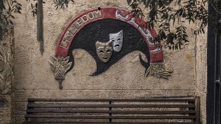 L'entrée du "Freedom Theatre" dans le camp de réfugiés de Jénine, en Cisjordanie occupée, le 23 décembre 2023. (MARCO LONGARI / AFP)