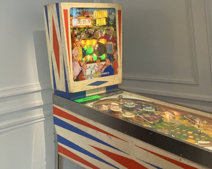 Un flipper à découvrir dans l'exposition "Insert Coin". (FG / FRANCEINFO)