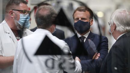 Emmanuel Macron&nbsp;lors de sa visite de&nbsp;l'usine Valeo d'Etaples (Pas-de-Calais), le 26 mai 2020.&nbsp; (LUDOVIC MARIN / POOL)