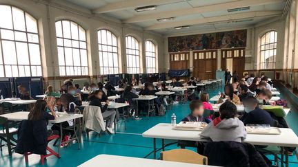 Le gymnase fait office de deuxième réfectoire dans la cité scolaire La Fontaine, à Paris (16e arrondissement). (ALEXIS MOREL / FRANCE-INFO)