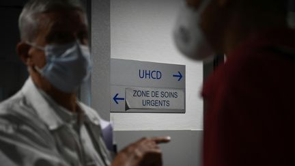 Un médecin masqué face à un patient à l'entrée des urgences de l'hôpital de Montauban (Tarn-et-Garonne), le 20 juillet 2022. (VALENTINE CHAPUIS / AFP)