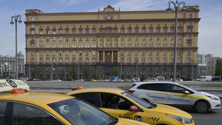 Des taxis passent devant le siège des services de sécurité fédéraux (FSB) russes dans le centre de Moscou le 12 mai 2022. (Photo d'illustration). (NATALIA KOLESNIKOVA / AFP)