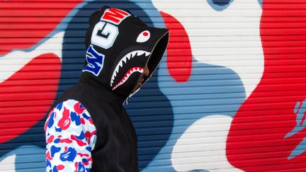 La "shark", une veste zippée emblématique de la marque Bape, ici dans son édition limitée pour l'ouverture de la boutique française, le 1er décembre 2017 à Paris. (ELODIE DROUARD / FRANCEINFO)