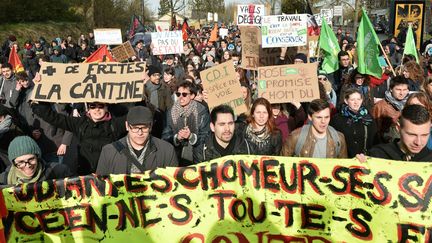 Un manifestant brandit une pancarte réclamant plus de frites à la cantine, lors de la mobilisation&nbsp;contre la loi Travail, le&nbsp;31 mars 2016 à Rennes (Ille-et-Vilaine). (JEAN-FRANCOIS MONIER / AFP)