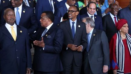 De gauche à droite, les présidents ougandais Yoweri Museveni, congolais Denis Sassou Nguesso, et rwandais Paul Kagame, posant pour la photo de famille lors du 28e sommet de l'Union Africaine, le 30 janvier 2017, à Addis Abeba. (Minasse Wondimu Hailu/Anadolu Agency )