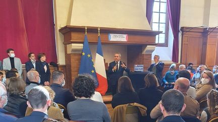 VXavier Bertrand lors de sa viste à Compiègne (Oise), le 10 novembre 2021. (ANTOINE COMTE / FRANCEINFO)