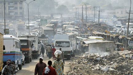 La pollution dans les rues d'Onitsha au Nigeria (PIUS UTOMI EKPEI / AFP)