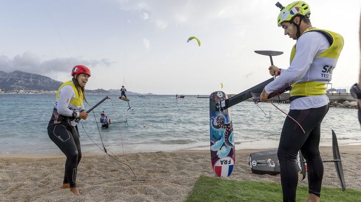 Les Français Lauriane Nolot et  Axel Mazella, le 11 juillet 2023 il y a an, lors du Test Event sur le plan d'eau de Marseille, sorte de prologue aux J.O. de Paris 2024. Le 14 juillet 2023, ces deux représentants de l'équipe de France, remportaient la médaille d'or de cette toute nouvelle discipline olympique. (JEAN-MARIE LIOT / AGENCE KMSP / VIA AFP)