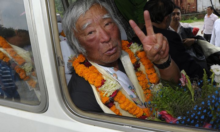 L'alpiniste japonais Yuichiro Miura fait le V de la victoire apr&egrave;s avoir vaincu l'Everest &agrave; 80 ans, le 26 mai 2013.&nbsp; (PRAKASH MATHEMA / AFP)