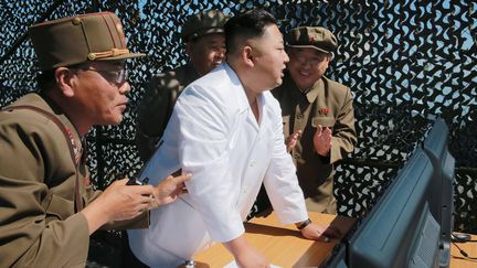 Le leader nord-coréen Kim Jong-un inspecte du matériel militaire, au centre spatial de Sohae (photo non datée, publiée le 20 septembre 2016). (KCNA / AFP)