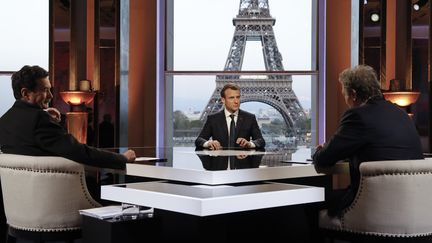 Le président de la République, Emmanuel Macron, face à Edwy Plenel (Mediapart, à droite) et Jean-Jacques Bourdin (RMC-BFMTV), le 15 avril 2018 à Paris.&nbsp; (FRANCOIS GUILLOT / POOL / AFP)