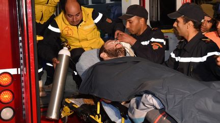 Le sp&eacute;l&eacute;ologue espagnol&nbsp;Juan Bolivar, seul rescap&eacute; d'un accident dans un ravin de l'Atlas, transport&eacute; dans une clinique de Ouarzazate (Maroc), le 5 avril 2015.&nbsp; (FADEL SENNA / AFP)