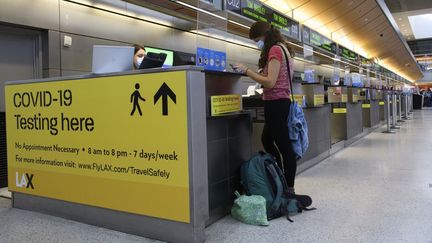 A l'aéroport de Los Angeles, en Californie (Etats-Unis), le 18 novembre 2020.&nbsp; (PATRICK FALLON / AFP)