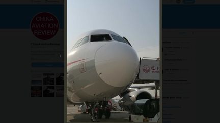 La vitre d'un&nbsp;Airbus A319 a explosé en plein vol en Chine, forçant le pilote de l'appareil à atterrir en urgence. (CHINA AVIATION REVIEW / TWITTER)