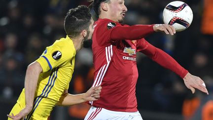 Duel entre Zlatan Ibrahimovic (Manchester United) et Miha Nevlja (Rostov) (ALEXANDER NEMENOV / AFP)