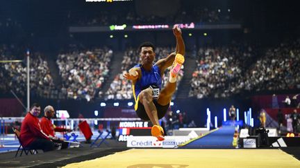 Le Français Erwan Konaté lors du concours du saut en longueur du meeting de Paris indoor, le 11 février 2024, à l'Accor Arena, à Paris. (HERVIO JEAN-MARIE / AFP)