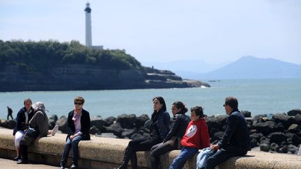 Des passanst prennent le soleil le 26 mai 2013 &agrave; Anglet (Pyr&eacute;n&eacute;es-Atlantiques). (GAIZKA IROZ / AFP)