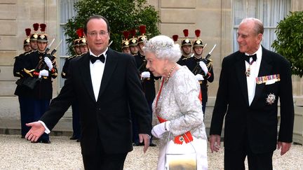 Elizabeth II est accueillie par Fran&ccedil;ois Hollande au palais de l'Elys&eacute;e, pour un d&icirc;ner d'Etat en son honneur, le 6 juin 2014. (PIERRE ANDRIEU / AFP)