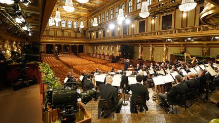 L'Orchestre Philharmonique sous la direction de Riccardo Mutti, lors de l'ultime répétition du concert du Nouvel An à Vienne (Autriche) le 30 décembre 2020 (ROMAN ZACH-KIESLING / APA-PICTUREDESK)