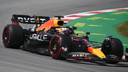 Max Verstappen sur la piste de Barcelone, le 22 mai 2022. (GABRIEL BOUYS / AFP)