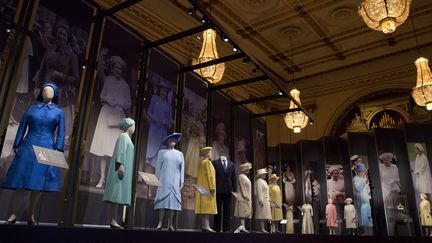 Exposition "La mode d'un règne : 90 ans de style à travers la garde-robe de la reine" au palais de Buckingham à Londres
 (JUSTIN TALLIS / AFP)