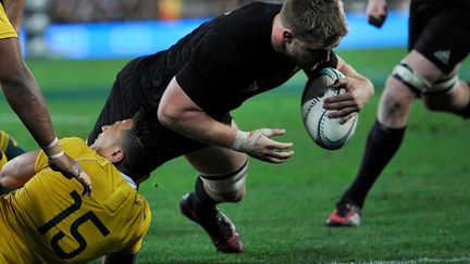 Le troisième ligne néo-zélandais Sam Cane inscrit un essai contre l'Australie.  (MARTY MELVILLE / AFP)