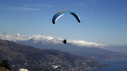 Un homme fait du parapente au dessus de Menton (Alpes-Maritimes), le 4 avril 2016. (Photo d'illustration) (JEAN CHRISTOPHE MAGNENET / AFP)