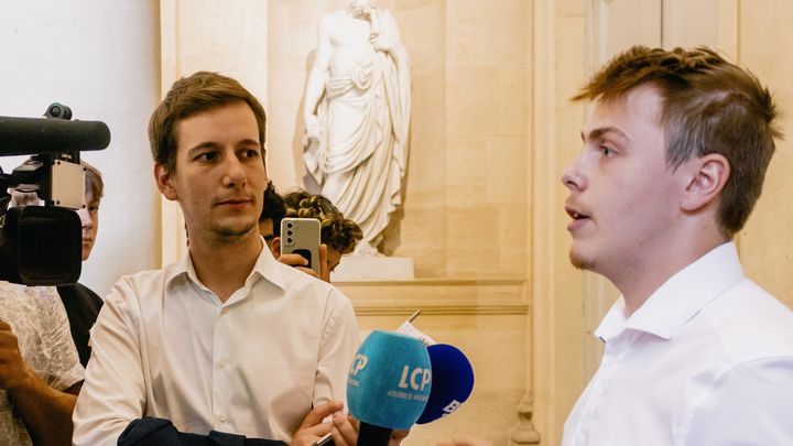 Louis Boyard dans la salle des quatre colonnes à l'Assemblée nationale, mercredi 29 juin 2022, à Paris. (CLEMENT PARROT / FRANCEINFO)