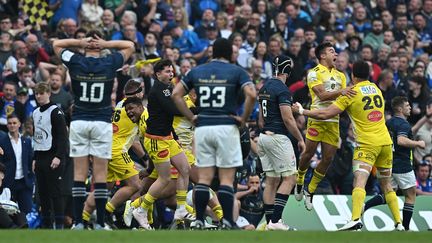 Les joueurs de La Rochelle célèbrent leur victoire en finale de la Champions Cup face au Leinster, à Dublin, le 20 mai 2023. (PAUL ELLIS / AFP)