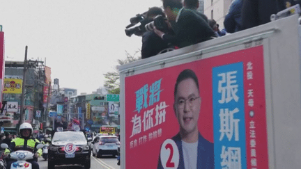 Les élections présidentielle et législative à Taïwan auront lieu samedi 13 janvier. Une démocratie menacée par la Chine, qui considère que Taïwan fait partie de son territoire. Outre la menace d'une invasion, la guerre d'influence fait rage en cette période électorale. (France 2)