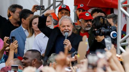 L'ancien président Luiz Inacio Lula da Silva,&nbsp;le 8 novembre 2019, à sa sortie de prison à Curitiba (Brésil). (RODOLFO BUHRER / REUTERS)