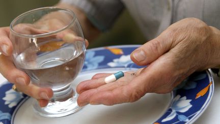 Une personne âgée prenant ses médicaments (photo d'illustration). (JAUBERT / SIPA)