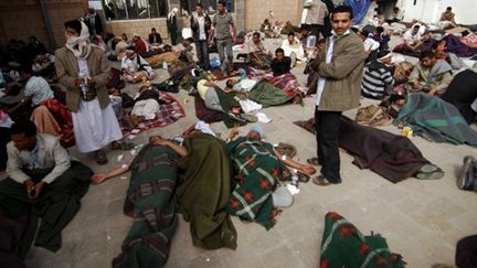 Des manifestants pris en charge dans une mosquée à Sanaa, le 12/3/11 (AFP/Mohamad Humais)