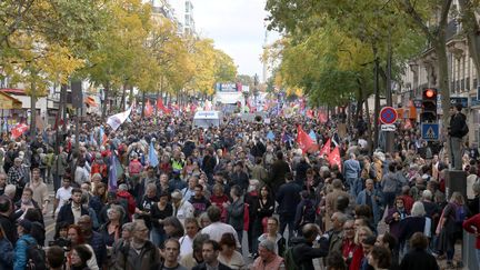 Le marche "contre la vie chère et l'inaction climatique" organisée dimanche 16 octobre 2022 à Paris. (LP/OLIVIER LEJEUNE / MAXPPP MAXPPP)