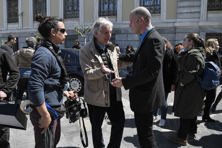 Le réalisateur franco-grec Costa Gavras (C) et l'acteur grec Christos Loulis (D) en tournage à Athènes en avril 2019
 (Louisa GOULIAMAKI / AFP)