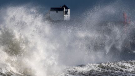 De grosses vagues se brisent sur la côte à&nbsp;Lesconil (Finistère) lundi 28 décembre 2020.&nbsp; (LOIC VENANCE / AFP)