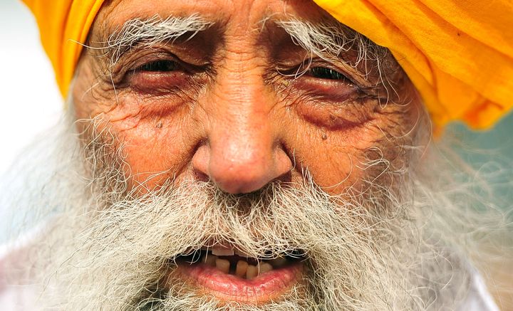 Fauja Singh, 101 ans, lors d'un 10 kilom&egrave;tres &agrave; Hong Kong, le 24 f&eacute;vrier 2013.&nbsp; (GARETH GAY / GETTY IMAGES ASIA PAC)