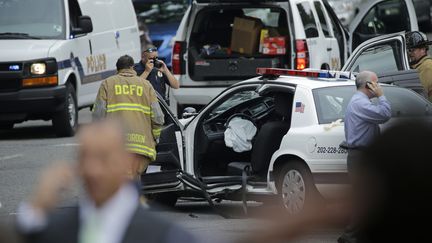 Une voiture de police endommag&eacute;e lors de la course-poursuite survenue jeudi 3 octobre &agrave; Washington DC (Etats-Unis). (GARY CAMERON / REUTERS)