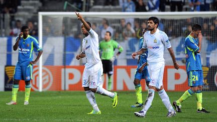 La joie des Marseillais Jordan Ayew et Lucho Gonzalez (en blanc) face au RC Lens, en 8e de finale de la Coupe de la Ligue (4-0 au Stade V&eacute;lodrome), le 25 octobre 2011. (G&eacute;rard Julien / AFP)