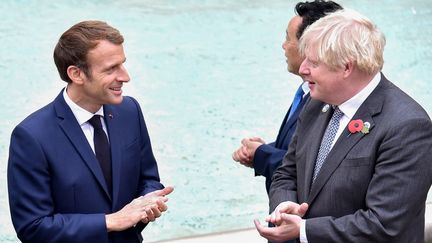 Le président français, Emmanuel Macron, et le Premier ministre, Boris Johnson, le 31 octobre 2021 à Rome (Italie). (ANDREAS SOLARO / AFP)