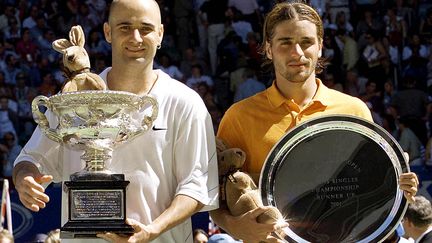 Andre Agassi (à gauche) et Arnaud Clément (à droite) après leur finale de l'Open d'Australie, le 28 janvier 2001. (GREG WOOD / AFP)