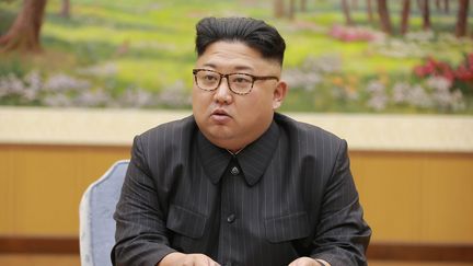 Le leader nord-coréen, Kim Jong-un, lors d'une réunion, le 3 septembre 2017. (STR / KCNA VIA KNS)