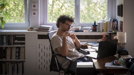 Un homme participe à une visioconférence via son ordinateur, le 24 avril 2020. (CELINE GAILLE / HANS LUCAS / AFP)