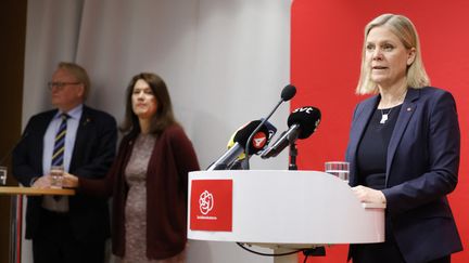 La Première ministre suédoise Magdalena Andersson donne une conférence de presse à Stockholm, le 15 mai 2022, après une réunion extraordinaire du parti social-démocrate. (FREDRIK PERSSON / TT NEWS AGENCY VIA AFP)