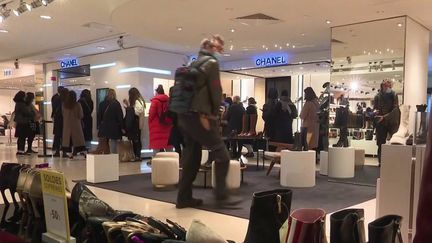 Le coup d’envoi des soldes a été lancé ce matin, le 12 janvier.&nbsp;Les commerçants sont cependant sceptiques, à&nbsp;cause de&nbsp;la situation sanitaire&nbsp;actuelle.&nbsp;Ils craignent de ne pas voir beaucoup de clients dans leurs rayons. (CAPTURE D'ÉCRAN FRANCE 3)