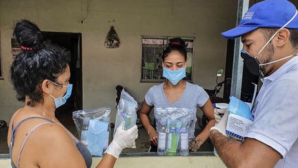 Une distribution de matériel sanitaire dans une communauté d'ancien combattants des FARC, en Colombie. (- / REINCORPORATION AND NORMALIZATIO)