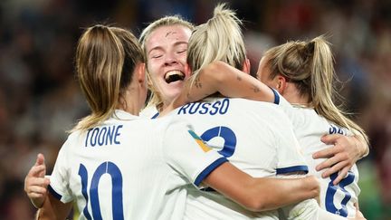 Les Anglaises célébrant leur deuxième but inscrit par Alessia Russo contre la Colombie en quart de finale du Mondial, le 12 août 2023. (STEVE CHRISTO / AFP)