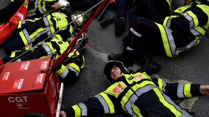 Au mois de novembre, les pompiers avaient obtenu des garanties sur l'âge de départ, mais certains professionnels estiment que le nouveau système remettrait en cause certaines des spécificités attachées à leur mission, comme ici à Marseille.&nbsp; (CLEMENT MAHOUDEAU / AFP)