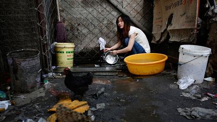 par les produits chimiques sont quasi inexistantes. Les polluants provenant du processus de recyclage sont rejetés directement dans le ruisseau du village.  (Kim Kyung-Hoon )