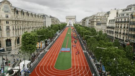 L'avenue des Champs-Elysées recouverte d'une piste d'athlétisme à l'occasion d'une fête pour l'obtention des JO